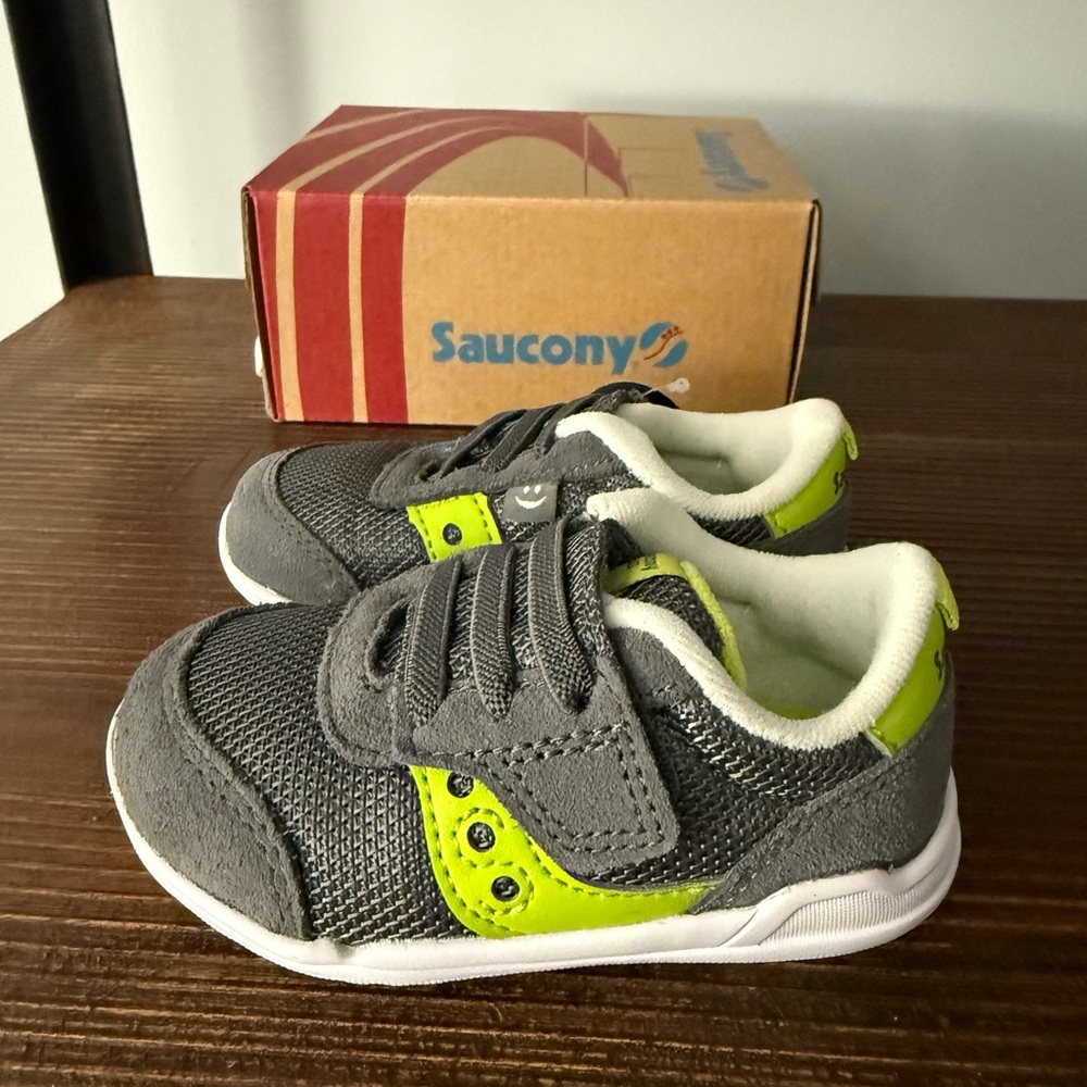 New Saucony “Jazz Riff” Boy’s Sneakers Gym Shoes Size 4.5 Wide 4.5W